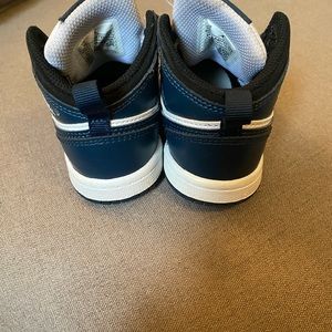 Toddler Nike Top flights size 6c Blue and White